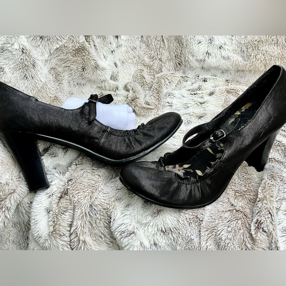 Restricted black leather mid heel maryjane style pumps